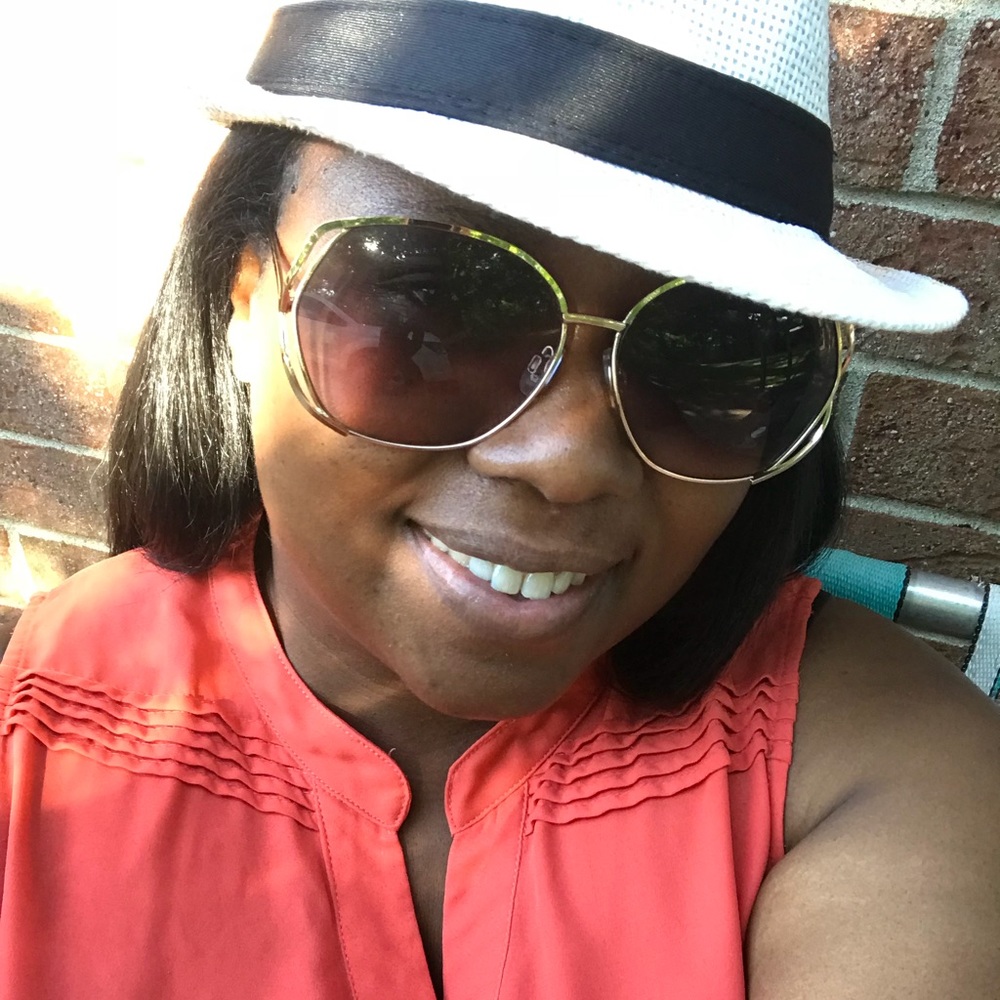 Meet your POSHER StephC 💗💚🛍